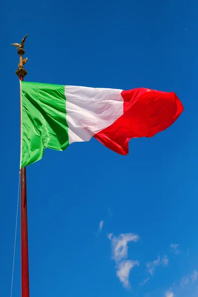 Italská vlajka proti modré obloze — Stock fotografie