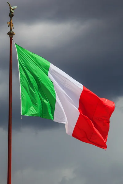 Bandeira italiana contra o céu dramático — Fotografia de Stock