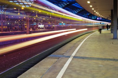 Gece görünümü bir geçen trenin hareket bulanıklık bir tren istasyonunda