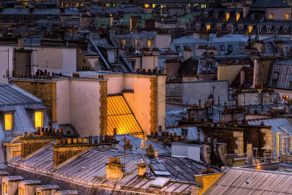 Techos de París, Francia, por la noche — Foto de Stock