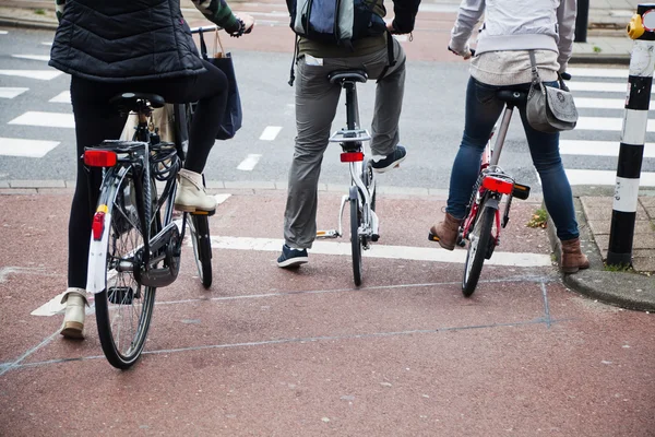 People with bicycles waiting at the street crossing — Stock Photo, Image