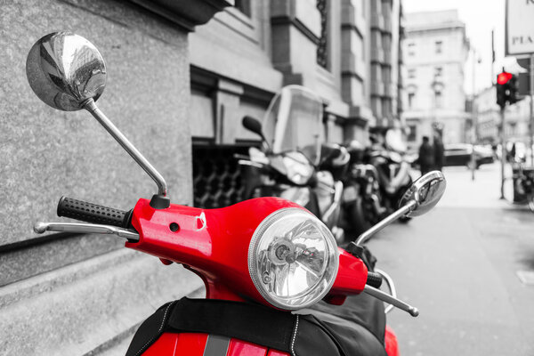 Красный скутер с черно-белым окружением
