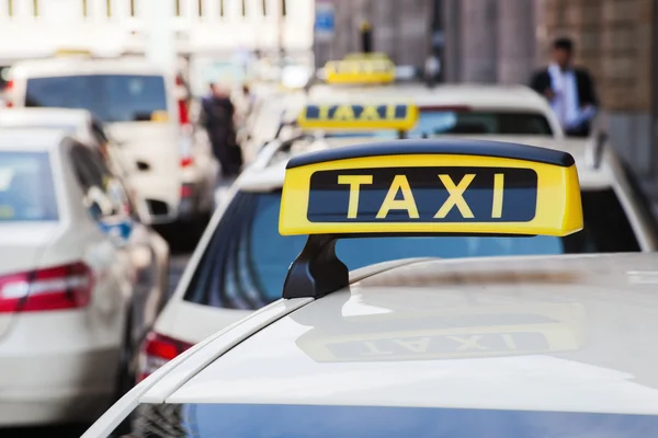 Raden av taxibilar i staden — Stockfoto