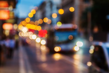 kasıtlı odak resim trafik ışıkları ile gece bir şehir sahnenin dışında