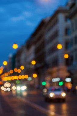 kasıtlı odak resim trafik ışıkları ile gece bir şehir sahnenin dışında