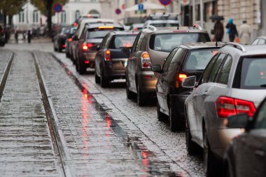 Arabalar bir trafik kalabalık saatte yağmurlu şehirde reçel.