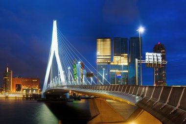 Rotterdam, Hollanda 'daki Rotterdam' da gece Erasmus Köprüsü 'nde