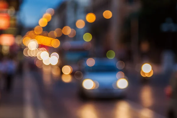 Imagen intencional fuera de foco de una escena de la ciudad por la noche con semáforos — Foto de Stock