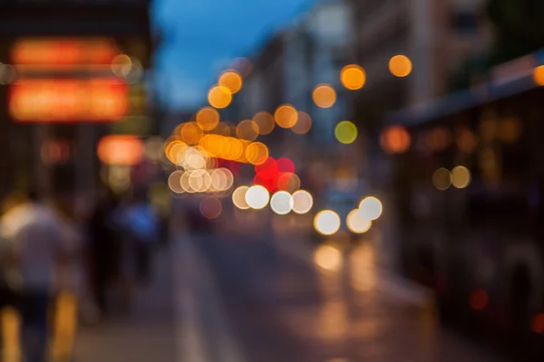 Avsiktlig ur fokus bild av en stad scen på natten med trafikljus — Stockfoto