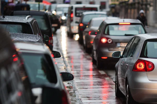 Carros em um engarrafamento na hora de ponta na cidade chuvosa — Fotografia de Stock