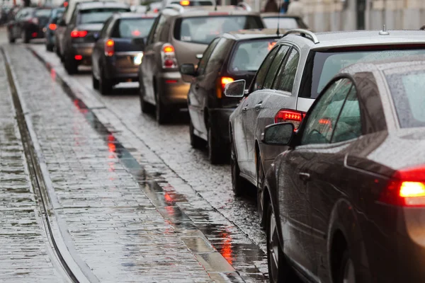 Carros em um engarrafamento na hora de ponta na cidade chuvosa — Fotografia de Stock