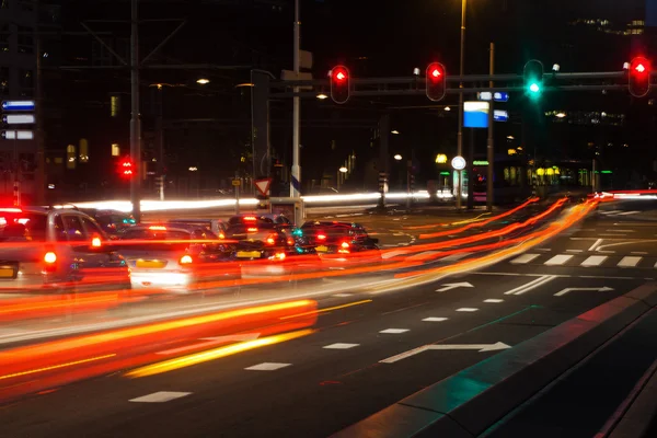 Cena de trânsito na cidade à noite — Fotografia de Stock