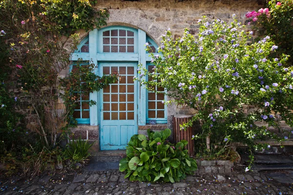 Pitoresca de rosas casa de campo coberto na Bretanha, França — Fotografia de Stock