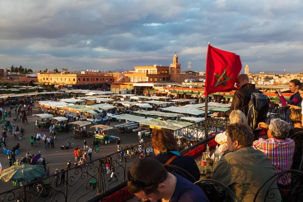 Na famosa praça do mercado Djema el Fnaa em Marrakech, Marrocos — Fotografia de Stock