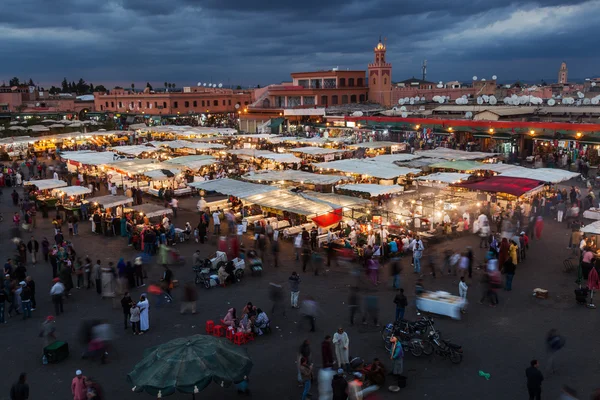 Praça famosa Djema el Fnaa em Marraquexe, Marrocos — Fotografia de Stock