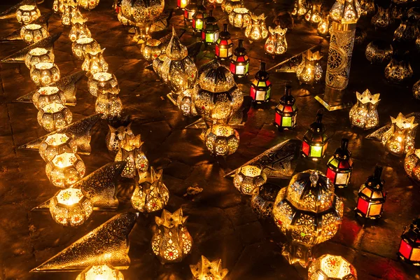 Linhas de lanternas árabes com velas acesas — Fotografia de Stock