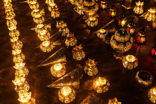 Filas de linternas árabes con velas encendidas — Foto de Stock