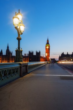 Big Ben ile Westminster Sarayı gece