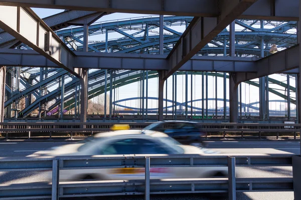 Bir yol köprüsünde trafik — Stok fotoğraf