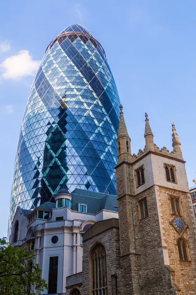 Grattacielo Gherkin e vecchia chiesa nella città di Londra — Foto Stock