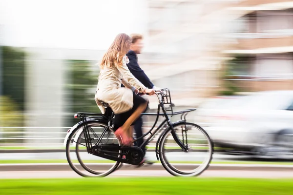 Cycling couple in motion blur — Stock Photo, Image