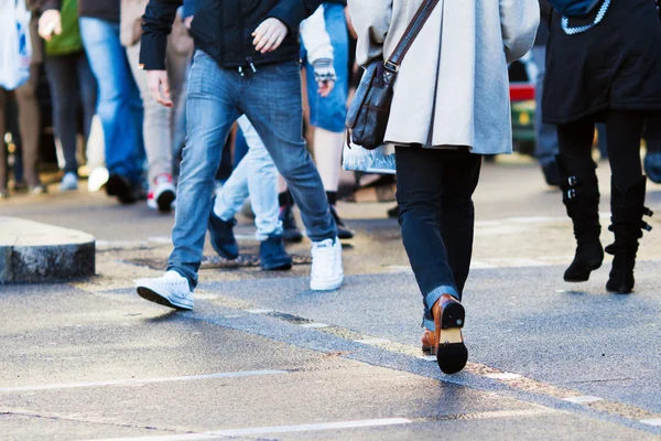 Pessoas na cidade atravessando a rua — Fotografia de Stock