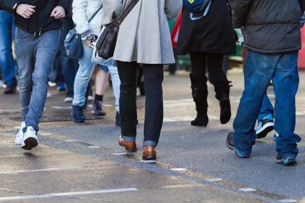 Mensen in de stad oversteken van de straat — Stockfoto