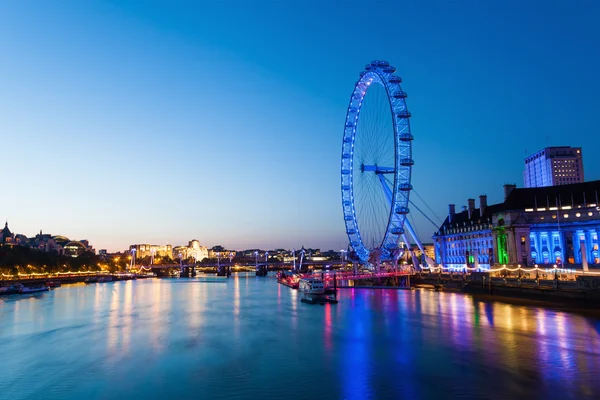 Vista do Tamisa em Londres com London Eye a hora azul — Fotografia de Stock