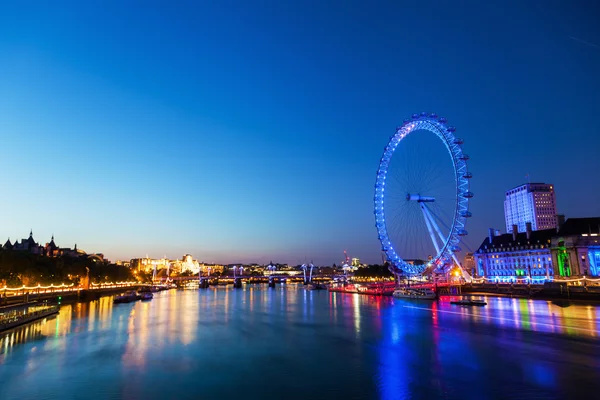 Vista do Tamisa em Londres com London Eye a hora azul — Fotografia de Stock