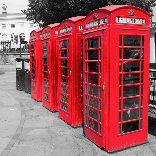 Geleneksel kırmızı telefon kutuları Londra, İngiltere — Stok fotoğraf