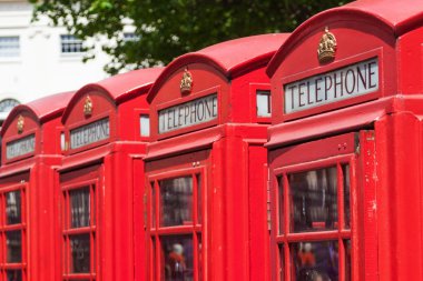Geleneksel kırmızı telefon kutuları Londra, İngiltere