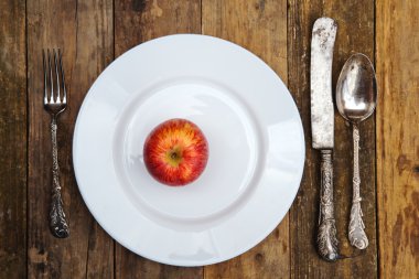 Ayar Kırmızı elma ile tabağa yerleştirin