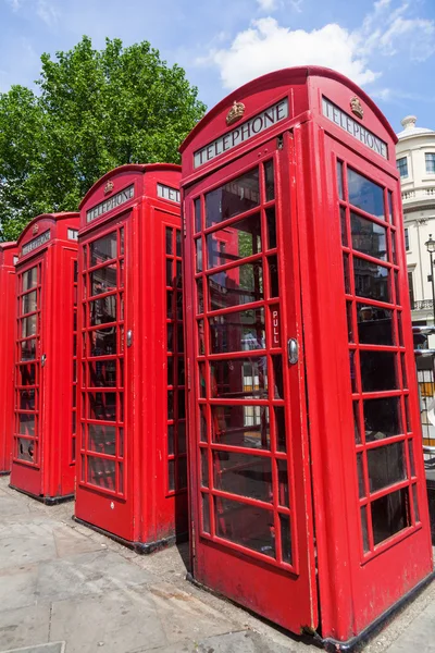Geleneksel kırmızı telefon kutuları Londra, İngiltere — Stok fotoğraf