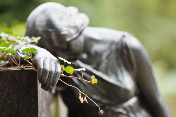 Drömmande kvinna skulptur med en torkad ros i handen — Stockfoto