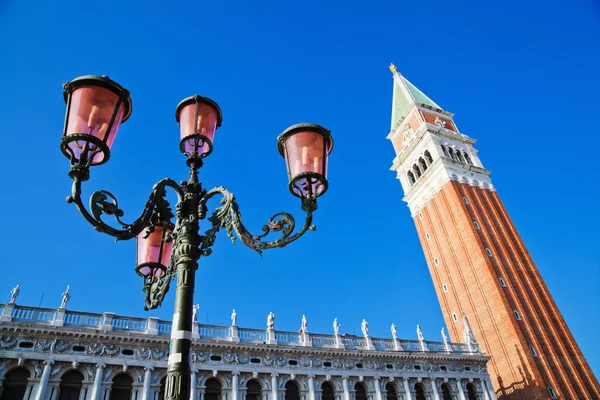 Roma, İtalya 'daki St. Marks Meydanı' nda Campanile. — Stok fotoğraf