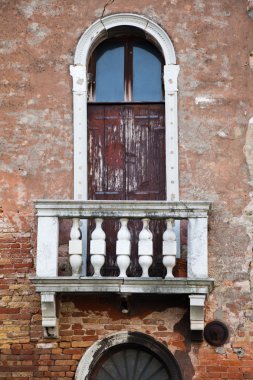 pencere balkon, Venedik, İtalya çürük ve eski bir ev ile