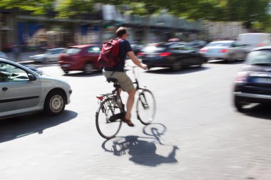 Bisiklet binici çekimde bulanıklık yoğun şehir trafiğinde