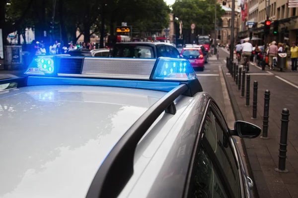 Μπλε φώτα του ένα αυτοκίνητο της αστυνομίας στην Κολωνία της Γερμανίας — Φωτογραφία Αρχείου
