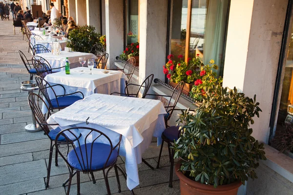 Sidewalk restaurant in Venice, Italy — Stock Photo, Image