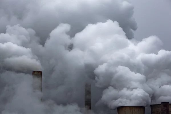 Humo de una central eléctrica de carbón — Foto de Stock