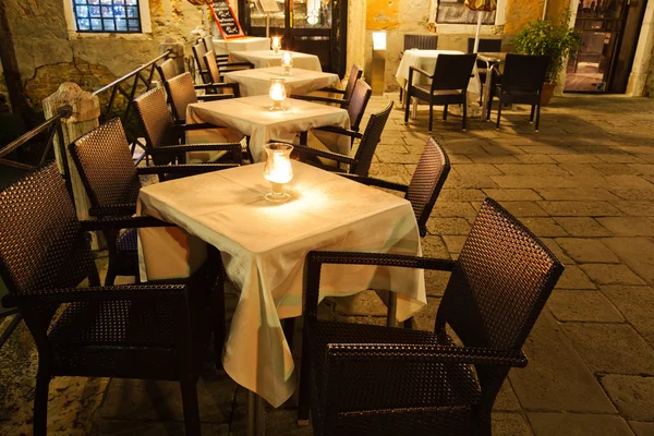 Romantic street restaurant în Veneția, Italia, pe timp de noapte — Fotografie, imagine de stoc