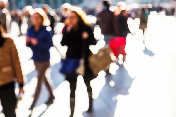 Menigte van mensen op een stadsplein onscherp — Stockfoto