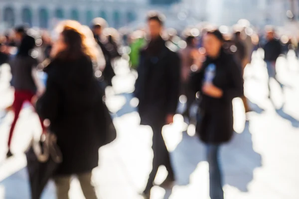 Multitud de personas en una plaza de la ciudad fuera de foco — Foto de Stock