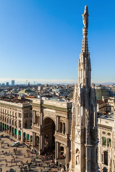 Vista desde la Catedral de Milán en la Plaza de la Catedral y la Galería Vittorio Emauele II en Milán, Italia —  Fotos de Stock