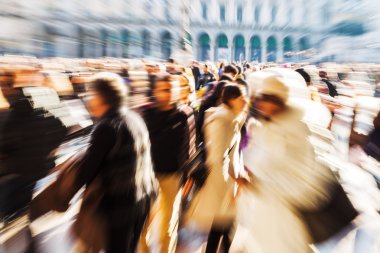 Yaratıcı zoom etkisi ile şehirdeki insanlar kalabalık
