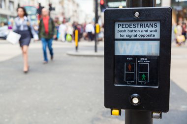 Trafik ışıkları Londra, İngiltere'de arka plan bulanık bir sokak sahne ile trafiğe kapalı düğmesi