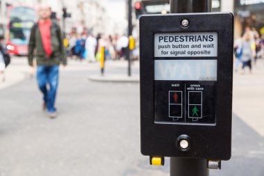 Trafik ışıkları Londra, İngiltere'de arka plan bulanık bir sokak sahne ile trafiğe kapalı düğmesi