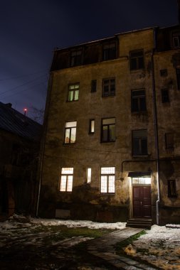 Ürkütücü eski apartmanlarda Riga, Letonya, geceleri arıyorum.