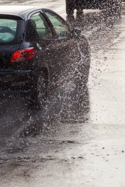 Islak bir sokakta araba trafik