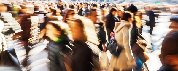 Yaratıcı zoom etkisi ile şehirdeki insanlar kalabalık